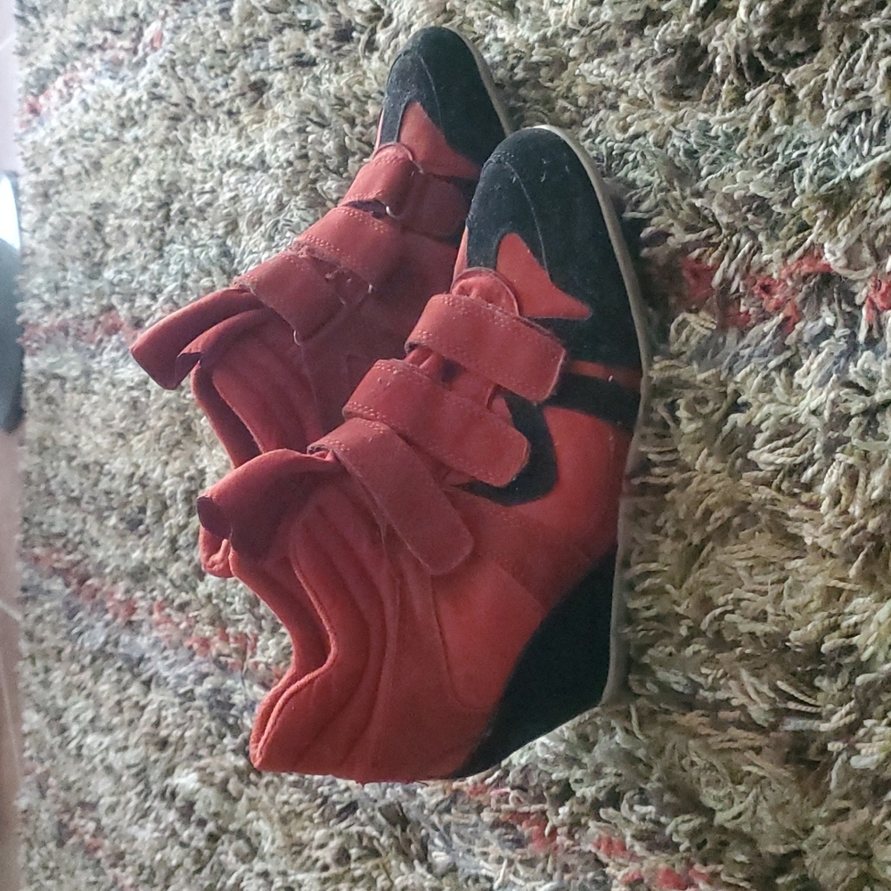 Shoe - Picture 2 of 3